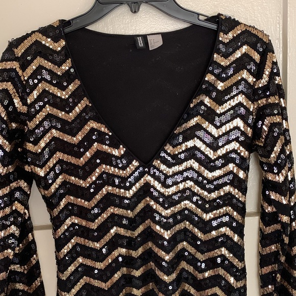 H&M Divided formal form fitting fully lined sequined blk and gold cocktail dress - Picture 3 of 7